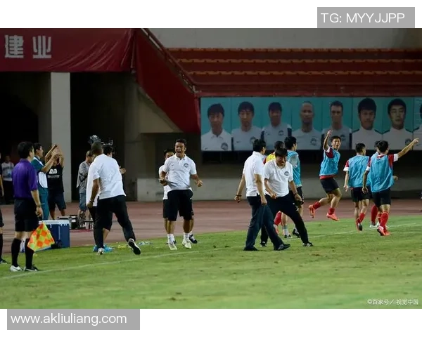 聚焦足球球星双边秀展现绿茵竞技魅力与团队精神风采